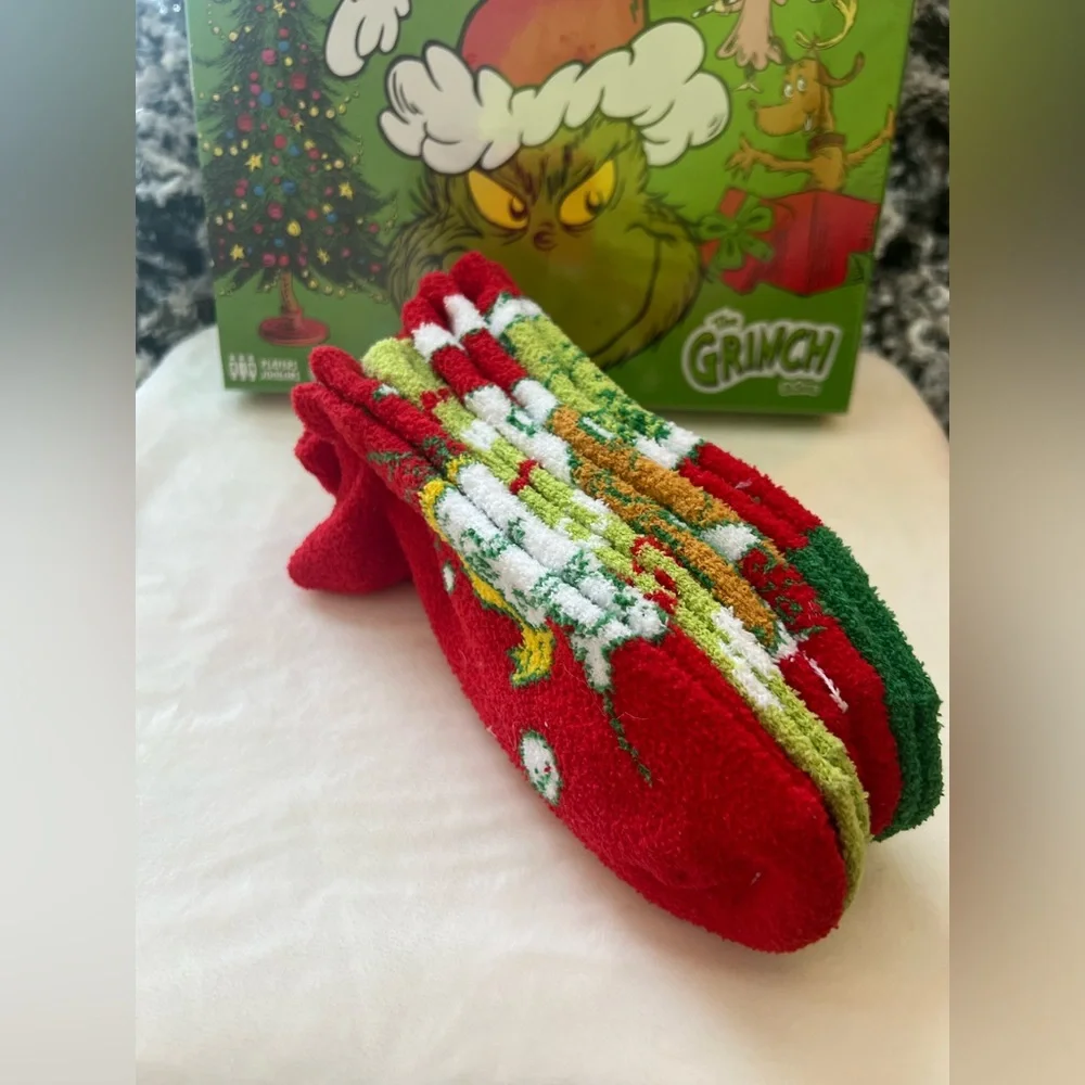 Grinch Gift Bundle – Board‎ Game + 4-Pair Cozy Socks | NEW
